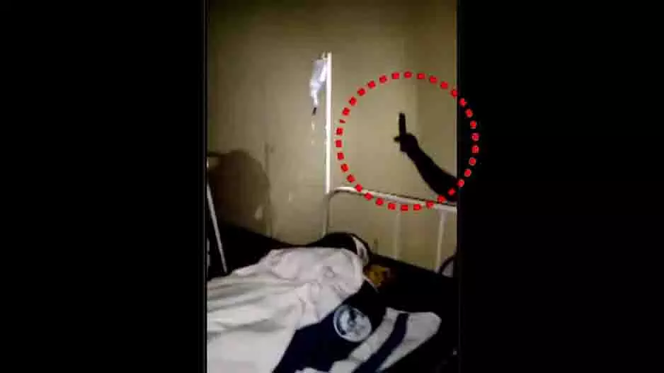 Odisha: बिजली गुल, मोबाइल टॉर्च की रोशनी में हो रहा इलाज Odisha: बिजली गुल, मोबाइल टॉर्च की रोशनी में हो रहा इलाज