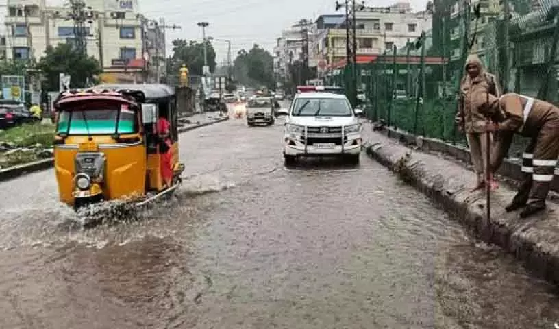 Hyderabad: मूसी नदी का जलस्तर बढ़ने के कारण मूसारामबाग पुल बंद Hyderabad: मूसी नदी का जलस्तर बढ़ने के कारण मूसारामबाग पुल बंद