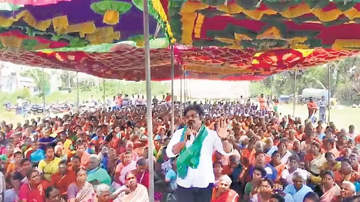 Nallampalli के किसान SIPCOT भूमि अधिग्रहण में खोए चारागाहों की मांग कर रहे हैं Nallampalli के किसान SIPCOT भूमि अधिग्रहण में खोए चारागाहों की मांग कर रहे हैं