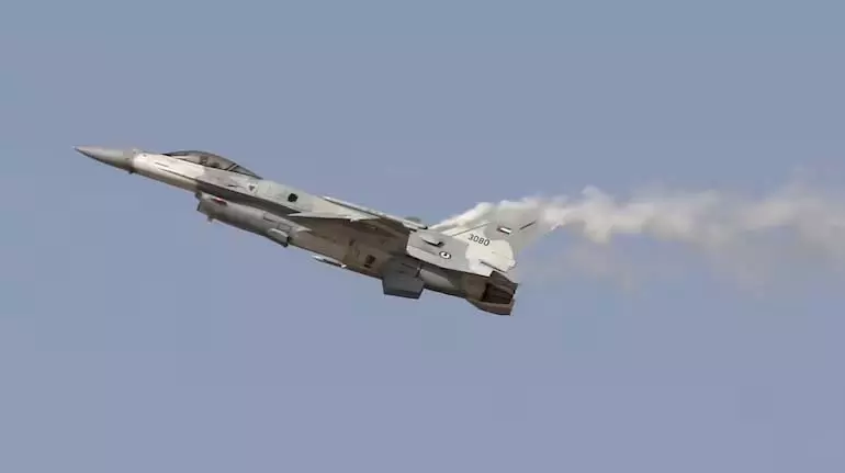 एयर शो रिहर्सल के दौरान पोलिश F-16 लड़ाकू विमान दुर्घटनाग्रस्त, पायलट की मौत एयर शो रिहर्सल के दौरान पोलिश F-16 लड़ाकू विमान दुर्घटनाग्रस्त, पायलट की मौत