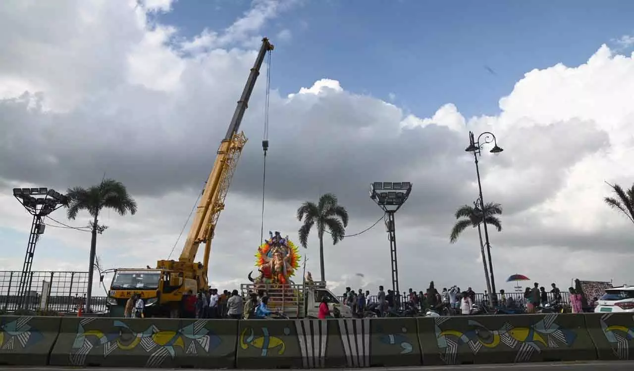 गणेश प्रतिमा विसर्जन शुरू, GHMC ने 74 विसर्जन तालाब तैयार किए गणेश प्रतिमा विसर्जन शुरू, GHMC ने 74 विसर्जन तालाब तैयार किए