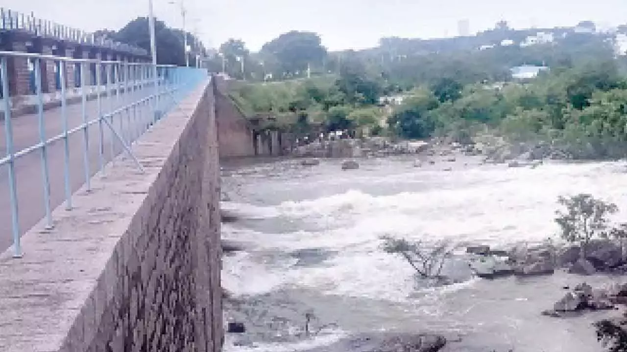 Telangana: दो जलाशयों के गेट खोले गए, शहर के निचले इलाकों में अलर्ट जारी Telangana: दो जलाशयों के गेट खोले गए, शहर के निचले इलाकों में अलर्ट जारी