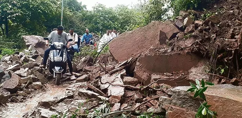 Shimla: भूस्खलन से सुरक्षा हेतु 21 सेंसर लगाए गए Shimla: भूस्खलन से सुरक्षा हेतु 21 सेंसर लगाए गए