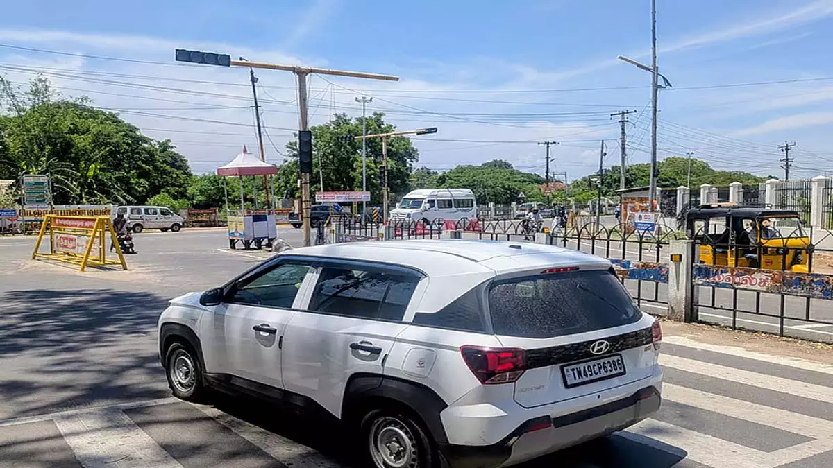Traffic सिग्नल खराब, तंजावुर में वाहन चालकों को लाल बत्ती Traffic सिग्नल खराब, तंजावुर में वाहन चालकों को लाल बत्ती