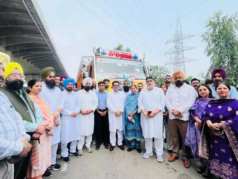 Ludhiana MLAs, मेयर और डीसी ने बाढ़ प्रभावित पठानकोट के लिए राहत सामग्री से भरे 6 ट्रक भेजे Ludhiana MLAs, मेयर और डीसी ने बाढ़ प्रभावित पठानकोट के लिए राहत सामग्री से भरे 6 ट्रक भेजे