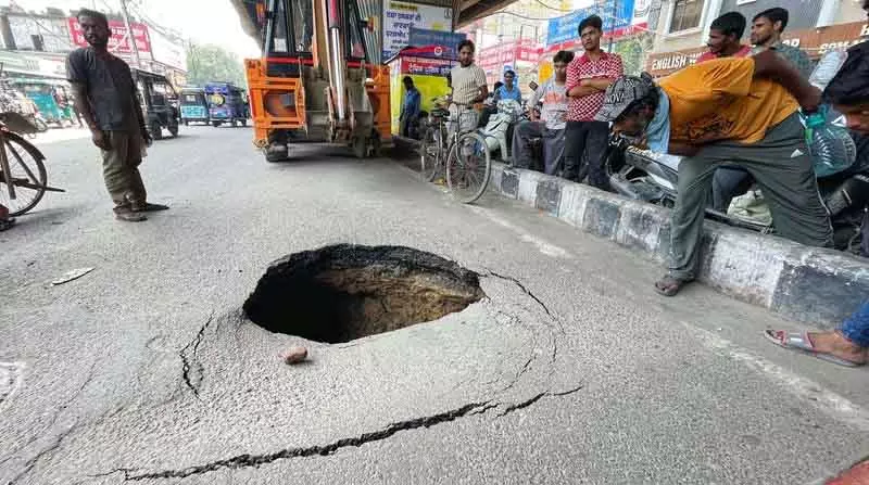 Ludhiana रेलवे स्टेशन के बाहर सड़क धंसने से सुरक्षा संबंधी चिंताएं बढ़ीं Ludhiana रेलवे स्टेशन के बाहर सड़क धंसने से सुरक्षा संबंधी चिंताएं बढ़ीं