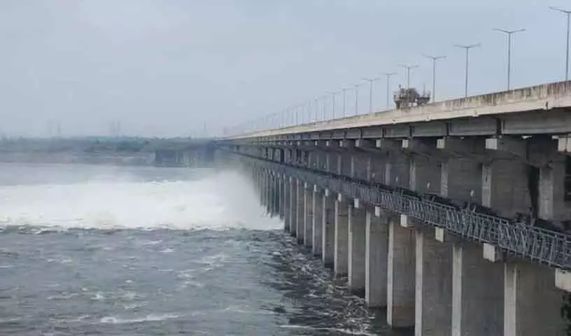 Godavari river में बाढ़ का खतरा बढ़ा, परियोजनाओं से भारी मात्रा में पानी छोड़ा गया Godavari river में बाढ़ का खतरा बढ़ा, परियोजनाओं से भारी मात्रा में पानी छोड़ा गया