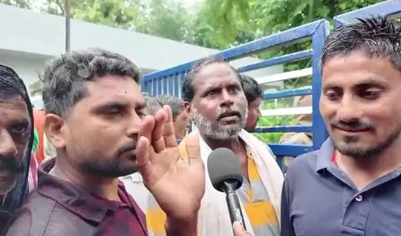 Telangana में यूरिया संकट के बीच किसान लगातार बारिश के बावजूद कई दिनों तक कतार में खड़े रहे Telangana में यूरिया संकट के बीच किसान लगातार बारिश के बावजूद कई दिनों तक कतार में खड़े रहे