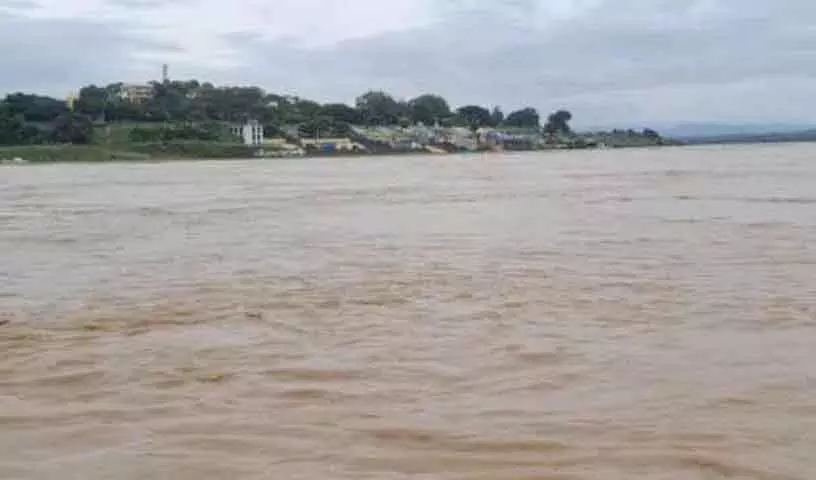 भद्राचलम में Godavari का जलस्तर बढ़ा, अधिकारियों ने सावधानी बरतने की अपील की भद्राचलम में Godavari का जलस्तर बढ़ा, अधिकारियों ने सावधानी बरतने की अपील की