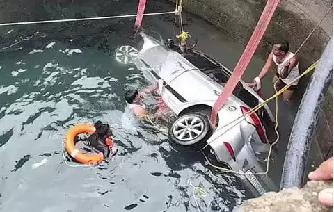Mumbai: गहरे कुएं में कार गिरने से 5 की मौत Mumbai: गहरे कुएं में कार गिरने से 5 की मौत