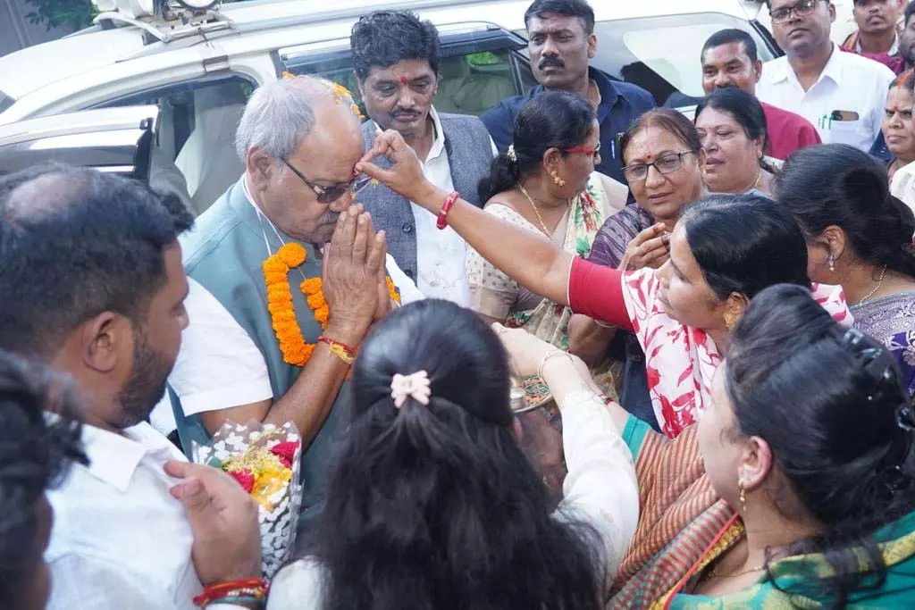सांसद बृजमोहन अग्रवाल ने तीज पर्व पर महिलाओं का किया सम्मान सांसद बृजमोहन अग्रवाल ने तीज पर्व पर महिलाओं का किया सम्मान