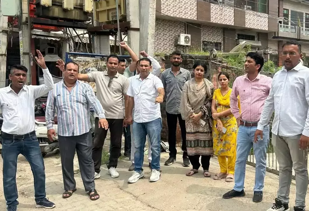 Jind: कर्मचारियों ने वेतन आयोग गठन न होने पर जताया विरोध Jind: कर्मचारियों ने वेतन आयोग गठन न होने पर जताया विरोध