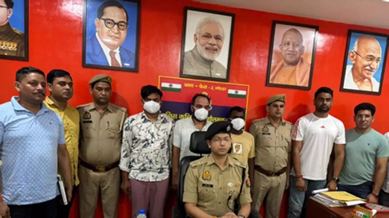 नोएडा पुलिस ने गांजा तस्करी का किया खुलासा, 40 लाख का माल बरामद नोएडा पुलिस ने गांजा तस्करी का किया खुलासा, 40 लाख का माल बरामद