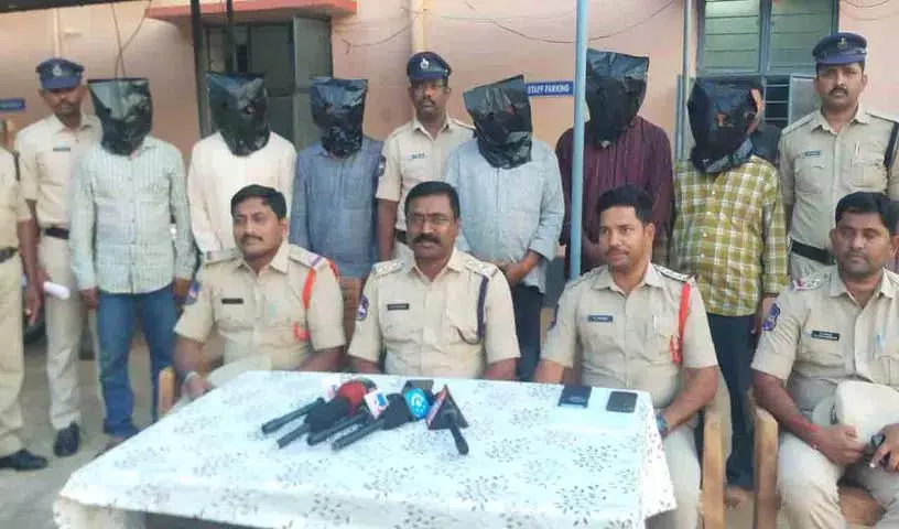 पुलिस ने हत्या का मामला सुलझाया.. छह आरोपी गिरफ्तार पुलिस ने हत्या का मामला सुलझाया.. छह आरोपी गिरफ्तार