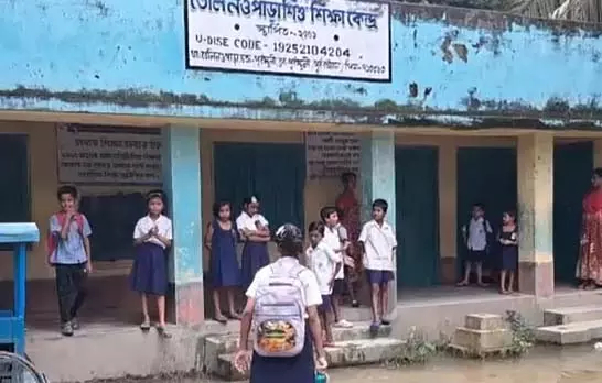 दस दिनों से जमा है पानी, स्कूल अभी भी खुले दस दिनों से जमा है पानी, स्कूल अभी भी खुले
