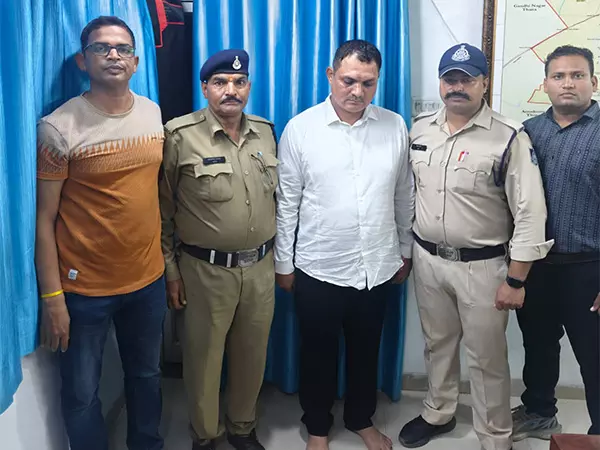 Indore बलात्कार साजिश मामले में फरार कांग्रेस पार्षद अनवर कादरी ने किया आत्मसमर्पण Indore बलात्कार साजिश मामले में फरार कांग्रेस पार्षद अनवर कादरी ने किया आत्मसमर्पण