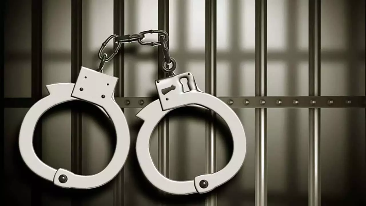 डिजिटल गिरफ्तारी के नाम पर 72 वर्षीय महिला से ₹1.26 करोड़ ठगने वाले दो साइबर अपराधी गिरफ्तार डिजिटल गिरफ्तारी के नाम पर 72 वर्षीय महिला से ₹1.26 करोड़ ठगने वाले दो साइबर अपराधी गिरफ्तार