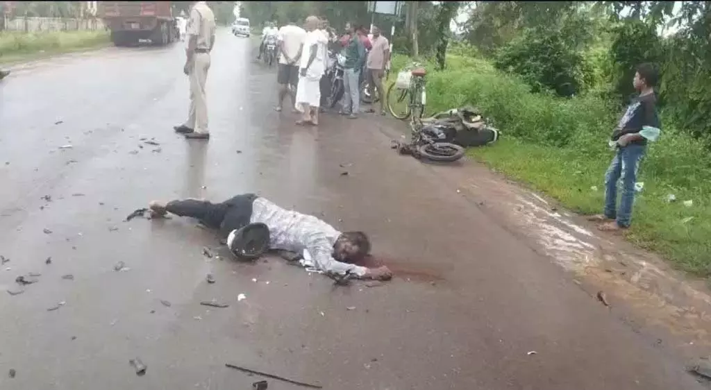 सड़क हादसा: ट्रक की टक्कर से पिता-पुत्री की मौत सड़क हादसा: ट्रक की टक्कर से पिता-पुत्री की मौत
