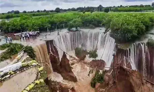 Rajasthan:भारी बारिश का कहर, बांध ओवरफ्लो होने से 55 फीट जमीन धंसी Rajasthan:भारी बारिश का कहर, बांध ओवरफ्लो होने से 55 फीट जमीन धंसी