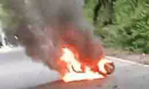 Mp News: ई-स्कूटी में अचानक लगी आग, छात्रा ने कूदकर बचाई जान Mp News: ई-स्कूटी में अचानक लगी आग, छात्रा ने कूदकर बचाई जान