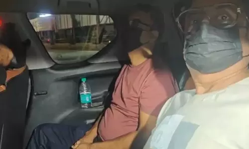 शराब घोटाले के आरोपी अतुल सिंह और मुकेश मनचंदा को लेकर रायपुर पहुंची EOW शराब घोटाले के आरोपी अतुल सिंह और मुकेश मनचंदा को लेकर रायपुर पहुंची EOW