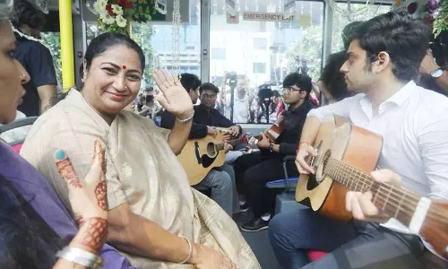 सीएम रेखा ने डीयू के छात्रों के लिए यू-स्पेशल इलेक्ट्रिक बसों को हरी झंडी दिखाई सीएम रेखा ने डीयू के छात्रों के लिए यू-स्पेशल इलेक्ट्रिक बसों को हरी झंडी दिखाई