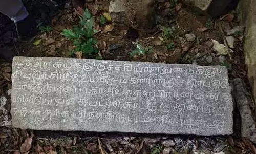 Tamil Nadu : शिवगंगा के पास 220 साल पुराने शिलालेख Tamil Nadu : शिवगंगा के पास 220 साल पुराने शिलालेख