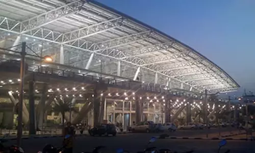 Chennai हवाई अड्डे पर कांच का दरवाजा टूटकर गिरने से दुर्घटना Chennai हवाई अड्डे पर कांच का दरवाजा टूटकर गिरने से दुर्घटना