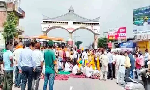 Una: टोल बैरियर पर पर्ची काटने को लेकर बवाल, नंगल वासियों ने किया धरना-प्रदर्शन Una: टोल बैरियर पर पर्ची काटने को लेकर बवाल, नंगल वासियों ने किया धरना-प्रदर्शन