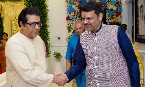 गणेश उत्सव के लिए महाराष्ट्र के शीर्ष नेता राज ठाकरे के शिवाजी पार्क स्थित घर पर एकत्रित हुए गणेश उत्सव के लिए महाराष्ट्र के शीर्ष नेता राज ठाकरे के शिवाजी पार्क स्थित घर पर एकत्रित हुए