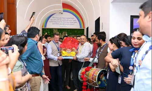 Ganesh Chaturthi 2025: एयरलाइंस भी जश्न में शामिल, इंडिगो के सीईओ पीटर एल्बर्स ने बप्पा को उठाया Ganesh Chaturthi 2025: एयरलाइंस भी जश्न में शामिल, इंडिगो के सीईओ पीटर एल्बर्स ने बप्पा को उठाया