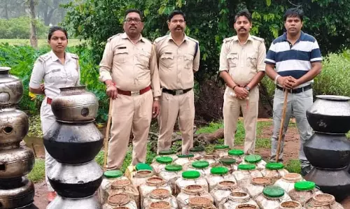 नाले किनारे अवैध शराब की जब्ती, सुबह-सुबह आबकारी विभाग की रेड