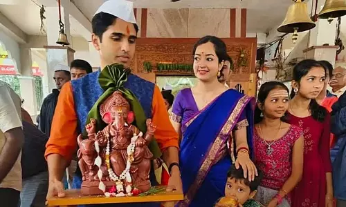 जिला कलेक्टर मोहम्मद रोशन ने पर्यावरण अनुकूल गणेश प्रतिमा स्थापित कर एकता का संदेश दिया