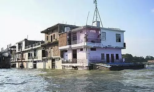 प्रयागराज में गंगा और यमुना खतरे के निशान के करीब, रिहायशी इलाकों में बाढ़ का पानी घुसा प्रयागराज में गंगा और यमुना खतरे के निशान के करीब, रिहायशी इलाकों में बाढ़ का पानी घुसा