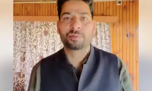 इंजीनियर ऐजाज़ हुसैन बटमालू में आग पीड़ितों से मिलने पहुंचे