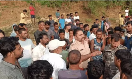 नदी में बहे चार छात्र, एक का शव बरामद, बाकी की तलाश जारी नदी में बहे चार छात्र, एक का शव बरामद, बाकी की तलाश जारी
