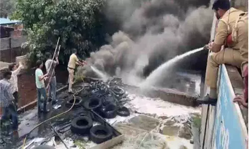 Punjab: टायरों के गोदाम में लगी भयानक आग,मचा हड़कंप Punjab: टायरों के गोदाम में लगी भयानक आग,मचा हड़कंप