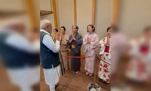 जापान के दौरे पर पीएम मोदी: किमोनो पहने स्थानीय कलाकारों ने गायत्री मंत्र से किया स्वागत जापान के दौरे पर पीएम मोदी: किमोनो पहने स्थानीय कलाकारों ने गायत्री मंत्र से किया स्वागत