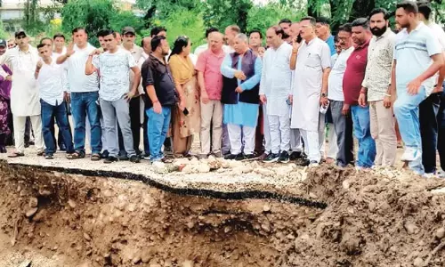 सत शर्मा ने रामगढ़ के बाढ़ प्रभावित इलाकों का दौरा कर राहत का आश्वासन दिया सत शर्मा ने रामगढ़ के बाढ़ प्रभावित इलाकों का दौरा कर राहत का आश्वासन दिया