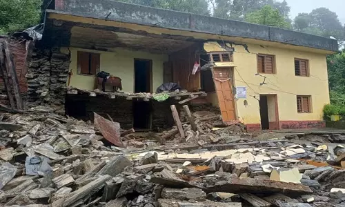 Kapkot: कपकोट में बारिश का कहर, मलबे में दबे कई घर