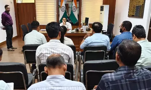 Kaushambi: जिलाधिकारी ने योजनाओं की प्रगति पर चर्चा की