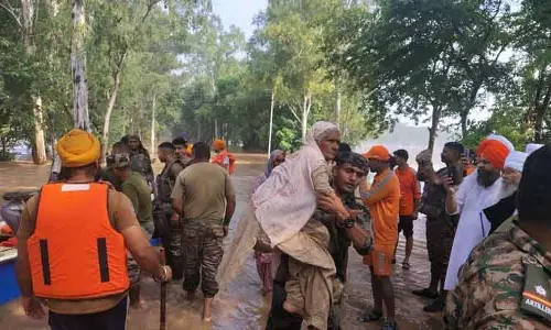 Punjab के अजनाला शहर के कई गांवों में बाढ़ का पानी घुसा, बचाव कार्य जारी Punjab के अजनाला शहर के कई गांवों में बाढ़ का पानी घुसा, बचाव कार्य जारी