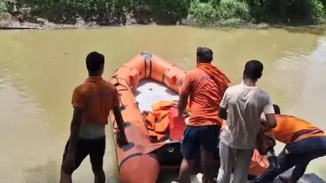 Ganesh Chaturthi पर नदी में गिरने से नाबालिग लापता