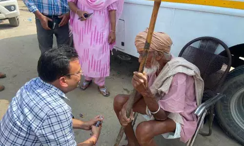 Punjab: बाढ़ प्रभावित गांव से 100 वर्षीय व्यक्ति को बचाया गया Punjab: बाढ़ प्रभावित गांव से 100 वर्षीय व्यक्ति को बचाया गया
