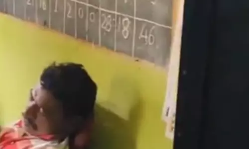 मौज काट रहे हेड मास्टर, ड्यूटी में आया नशा कर और सो गया मेज पर ही