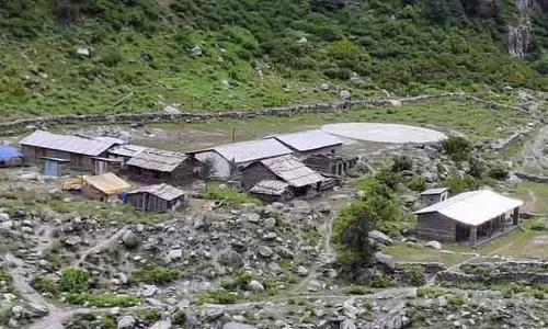 उफनती रावी नदी ने Kangra village को काट दिया, इमारतें बह गईं उफनती रावी नदी ने Kangra village को काट दिया, इमारतें बह गईं