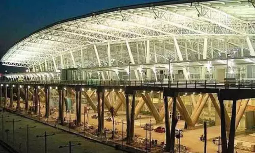 Chennai हवाई अड्डे पर कांच का पैनल गिरा, कोई घायल नहीं Chennai हवाई अड्डे पर कांच का पैनल गिरा, कोई घायल नहीं
