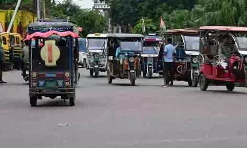 Delhi: स्कूली बच्चों को ले जा रहा ई-रिक्शा पलटा, बच्ची की मौत Delhi: स्कूली बच्चों को ले जा रहा ई-रिक्शा पलटा, बच्ची की मौत