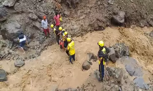 उत्तराखंड: रुद्रप्रयाग में मलबे के कारण फंसे परिवारों को SDRF ने बचाया
