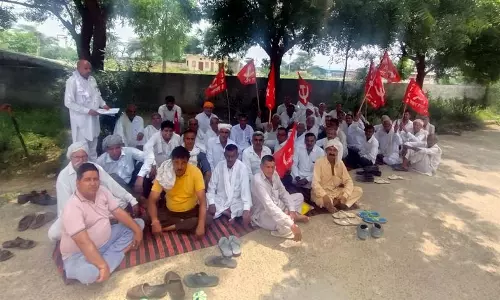 Fatehabad भट्टूकलां, भूना में किसानों ने फसल खराबे को लेकर विरोध प्रदर्शन किया Fatehabad भट्टूकलां, भूना में किसानों ने फसल खराबे को लेकर विरोध प्रदर्शन किया
